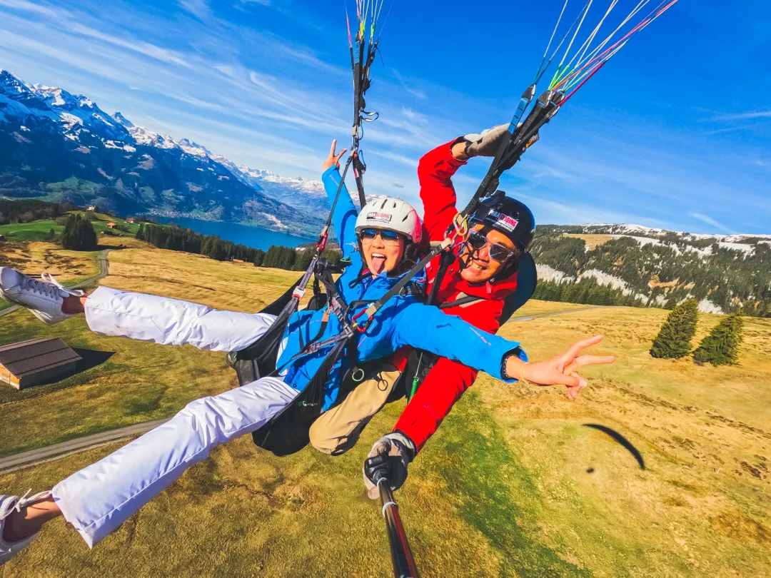 Gleitschirmfliegen über Seen & Alpen